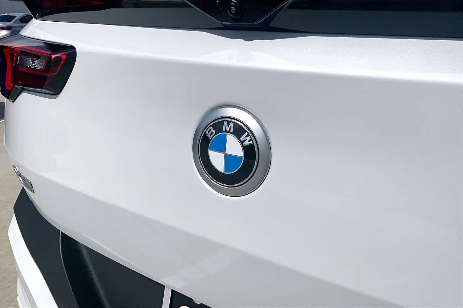 Used 2026 Mineral White Metallic BMW xDrive28i image 29