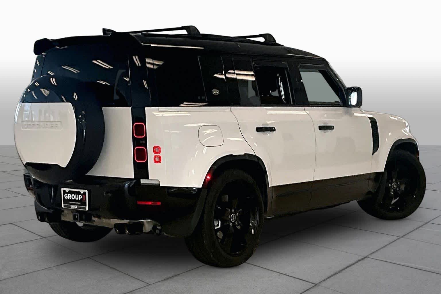 Used 2025 Fuji White Land Rover X-Dynamic SE image 11