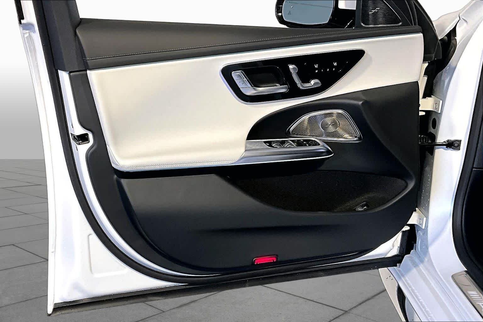 New 2026 MANUFAKTUR Moonlight White Magno Mercedes-Benz AMG® E 53 E image 11