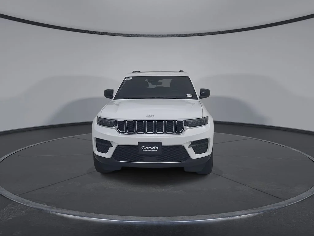 New 2026 Bright White Clear-Coat Exterior Paint Jeep Laredo X image 5