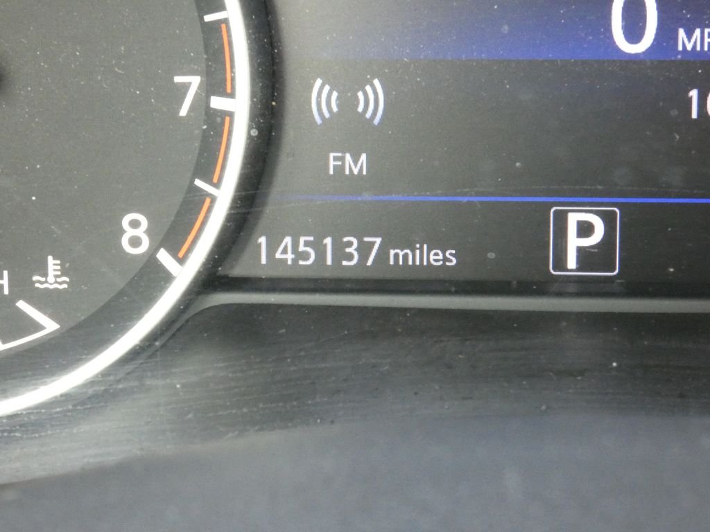 Used 2015 Silver Nissan SL image 24