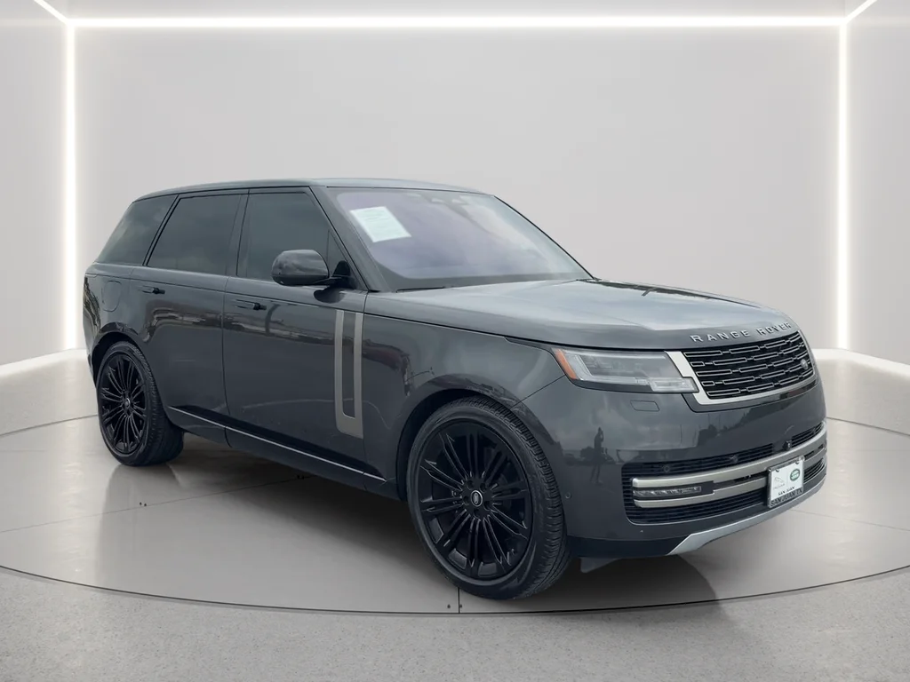 Used 2023  Land Rover SE image 3