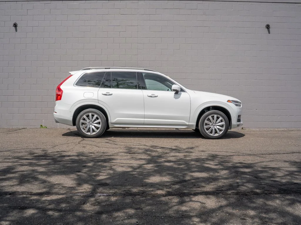 Used 2018 White Volvo T6 Momentum image 8