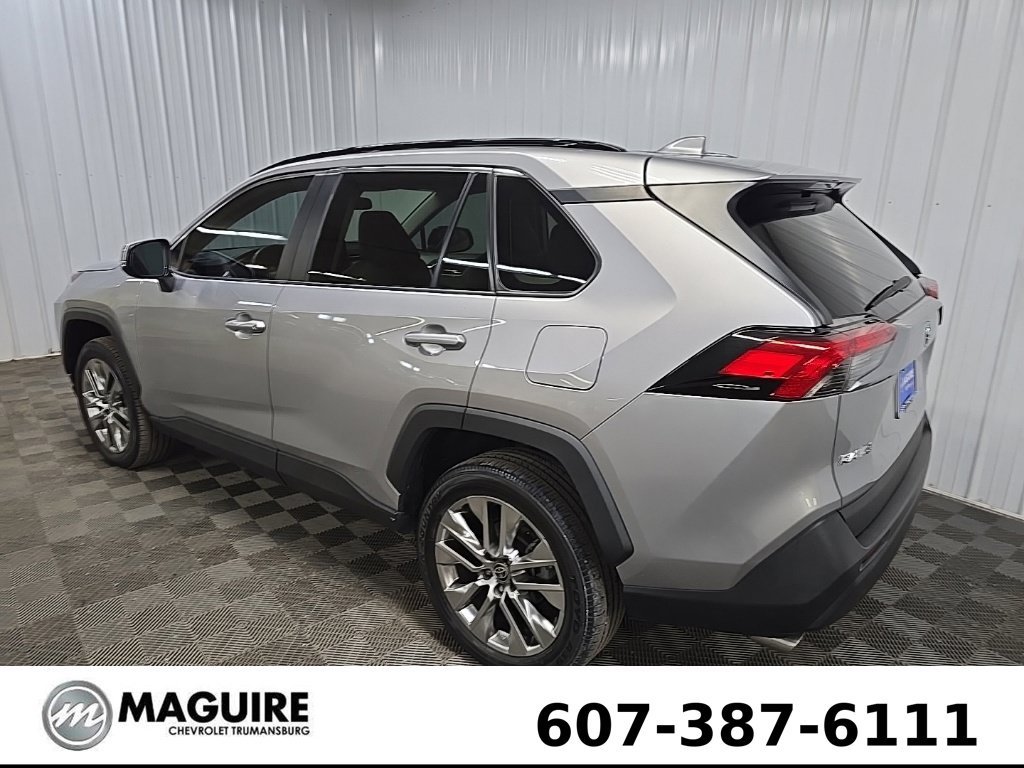 Used 2021 Silver Toyota XLE Premium image 9