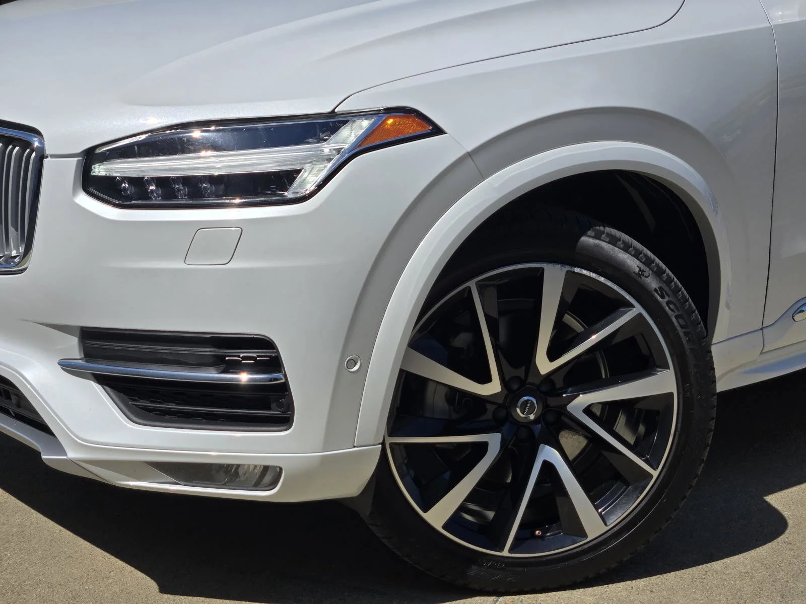 Used 2019 Crystal White Pearl Volvo Inscription image 7