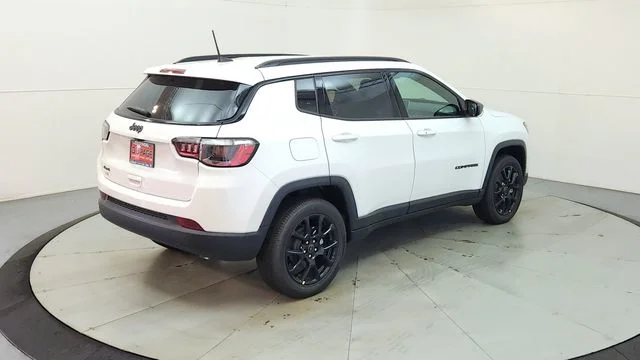 New 2026 Bright White Clear-Coat Exterior Paint Jeep Latitude image 11