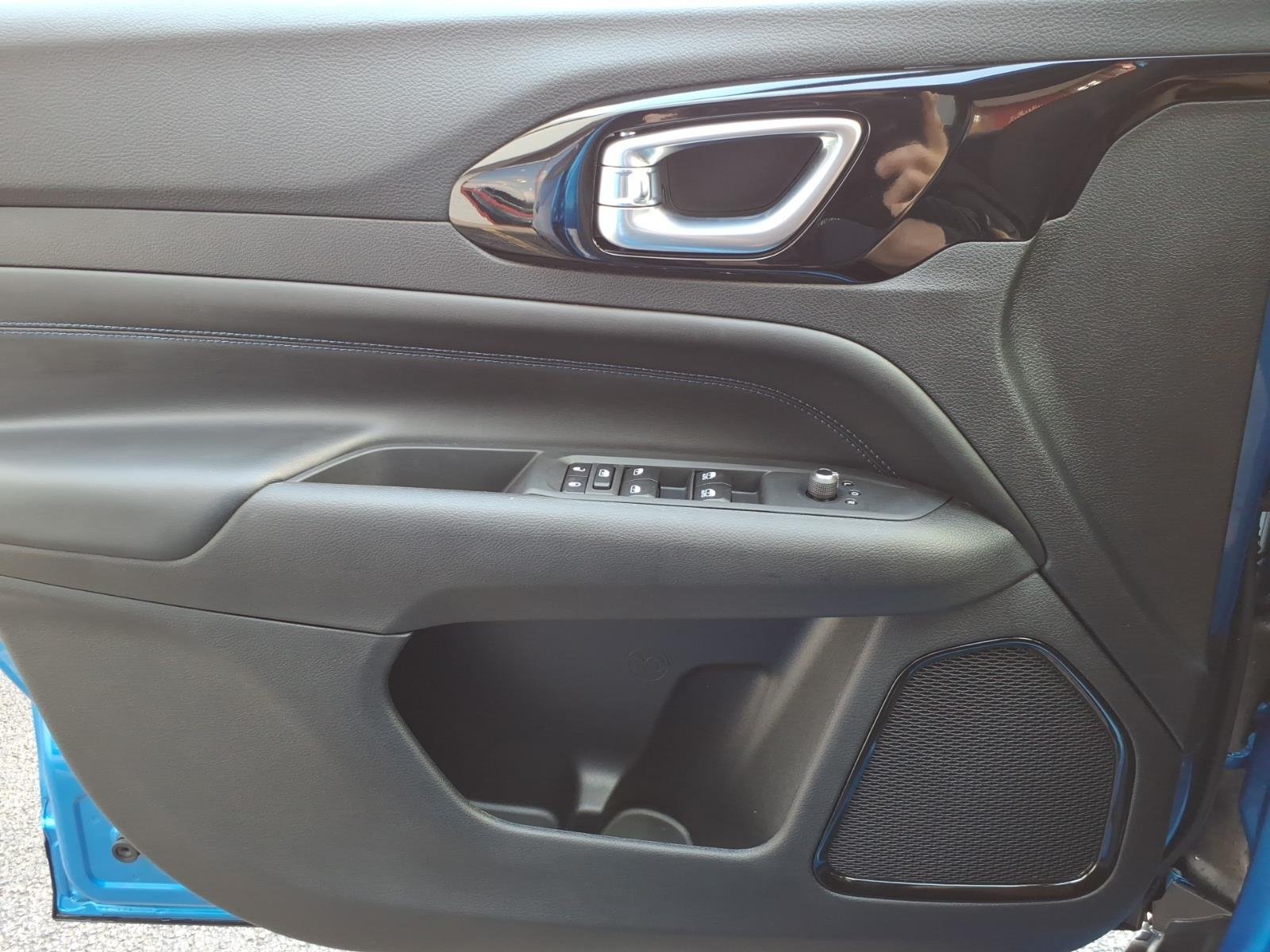 New 2026 Hydro Blue Pearlcoat Jeep Latitude Altitude image 8