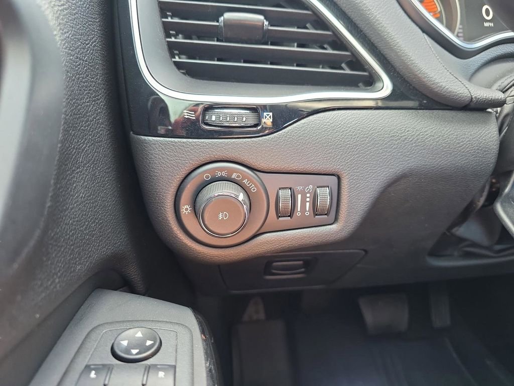 Used 2021 Gray Jeep Latitude Plus image 17