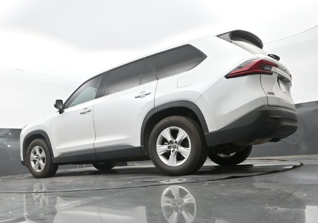 Used 2025 Wind Chill Pearl Toyota LE image 25