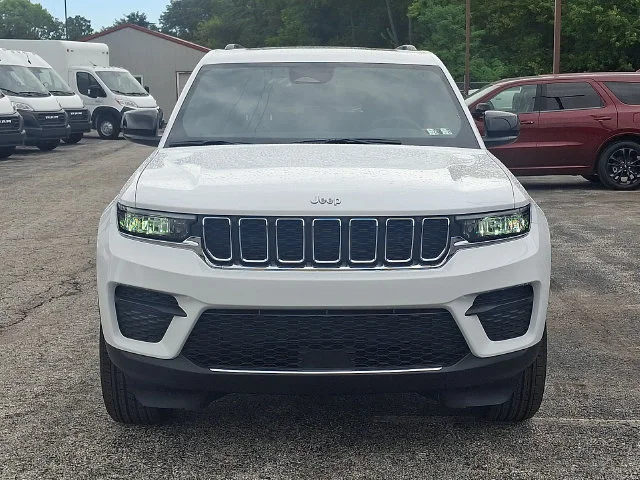 New 2027 White/off-white Jeep Laredo X image 7