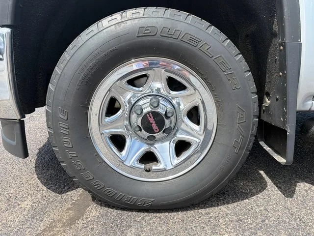Used 2015 Silver GMC  image 14