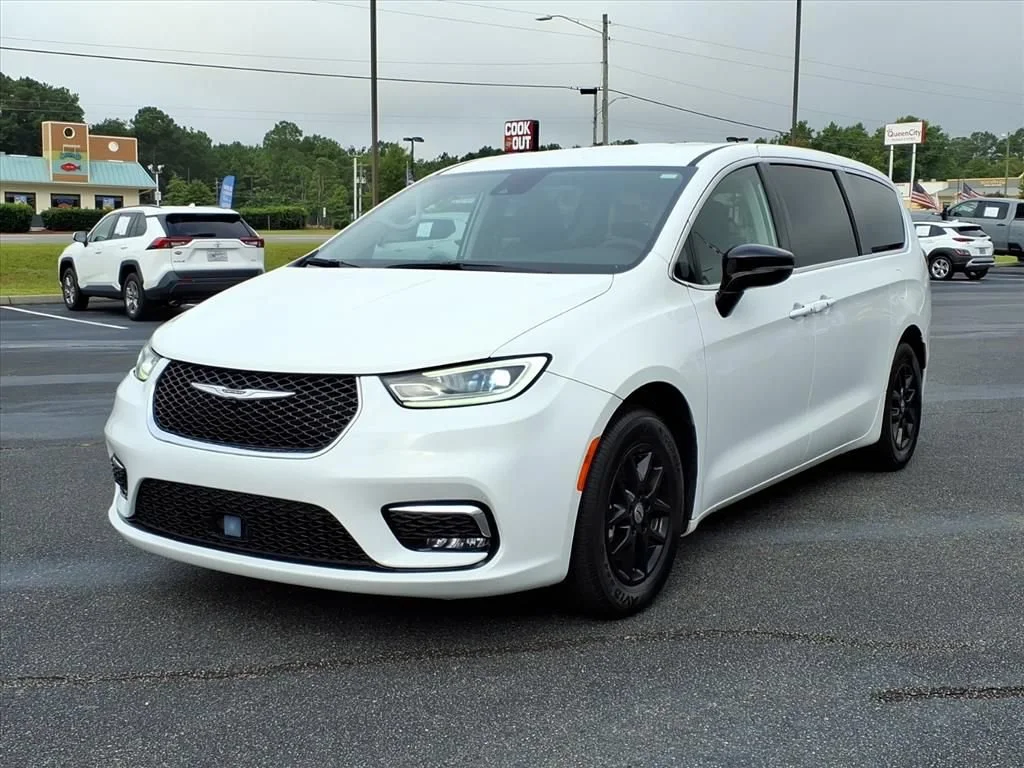 Used 2024 White Chrysler Touring L image 1