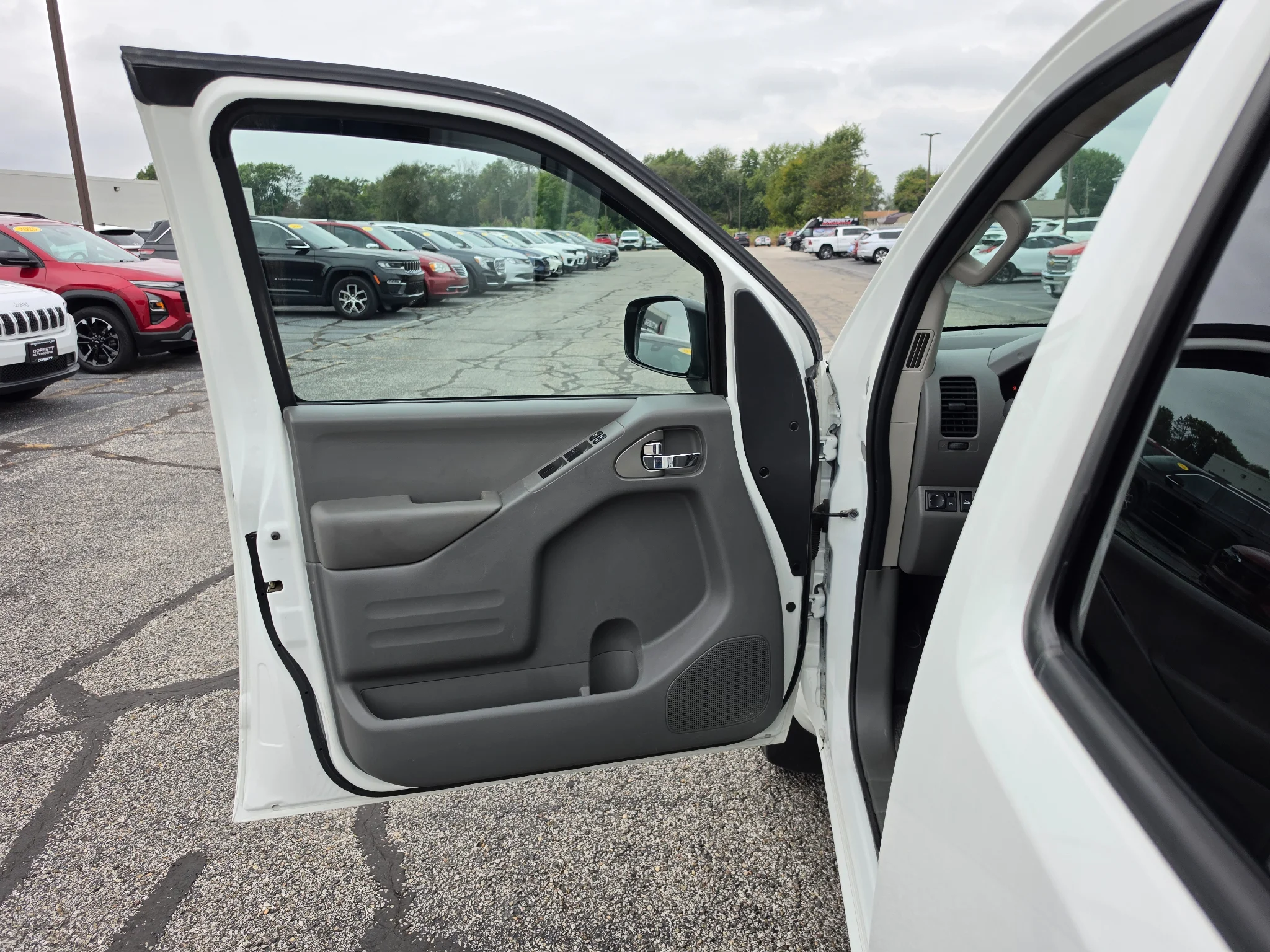 Used 2017 Glacier White Nissan SV V6 image 19