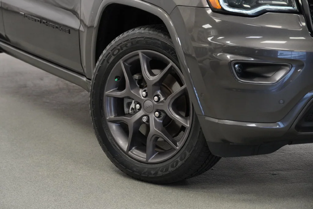 Certified Used 2021 Gray Jeep Limited image 9
