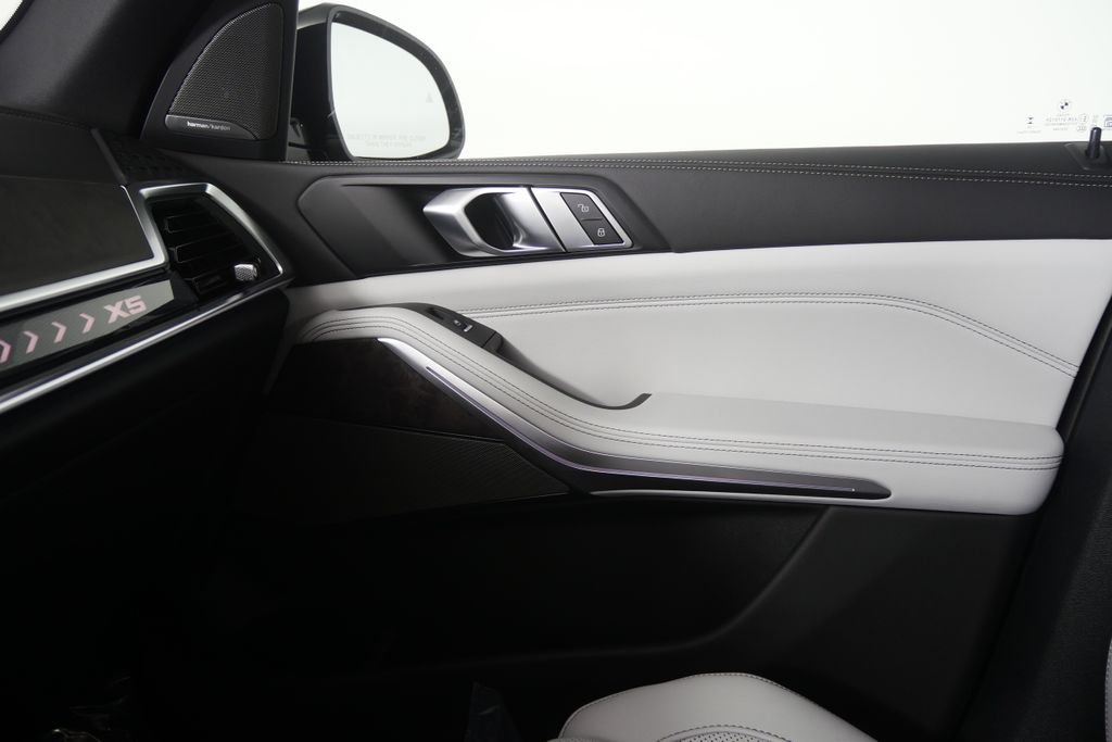 New 2026 Carbon Black Metallic BMW sDrive40i image 24