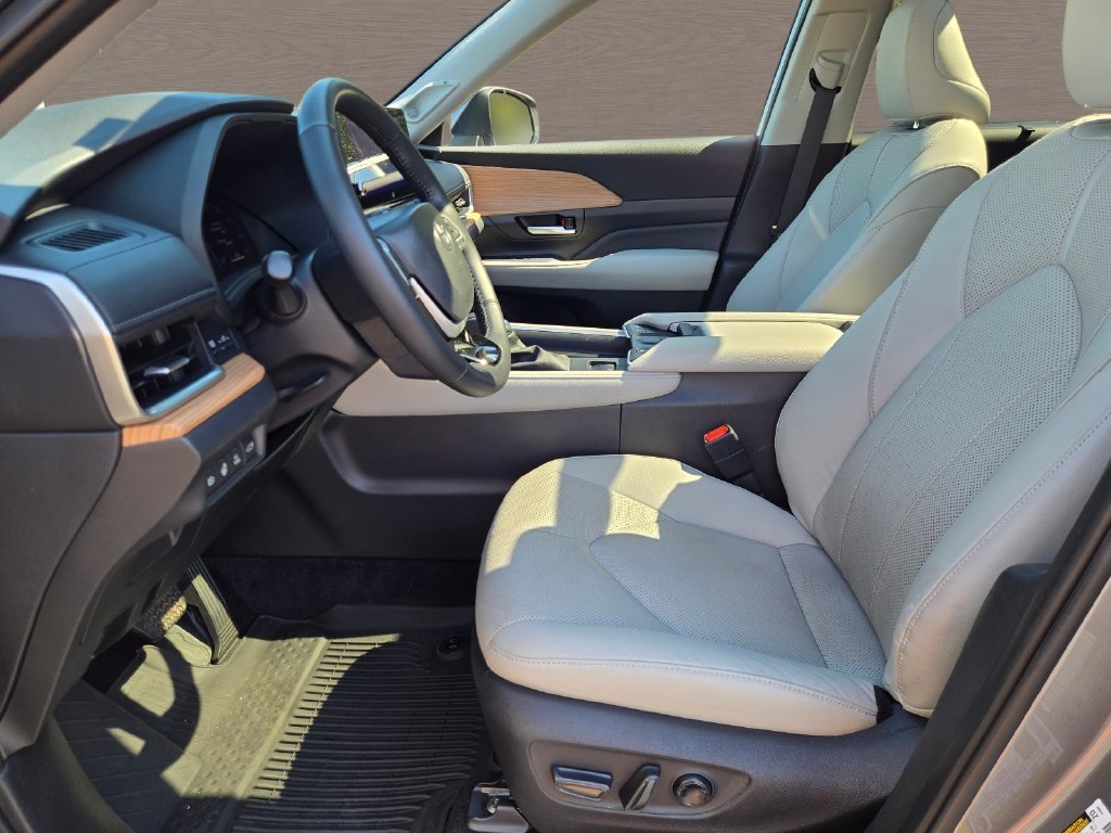 Used 2025  Toyota Limited image 24