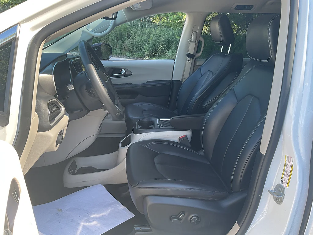 Used 2024 Bright White Clear Coat Chrysler Touring L image 8