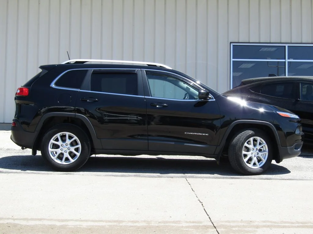 Used 2018 Jeep Cherokee Latitude Plus with VIN 1C4PJMLB4JD589550 for sale in Kansas City