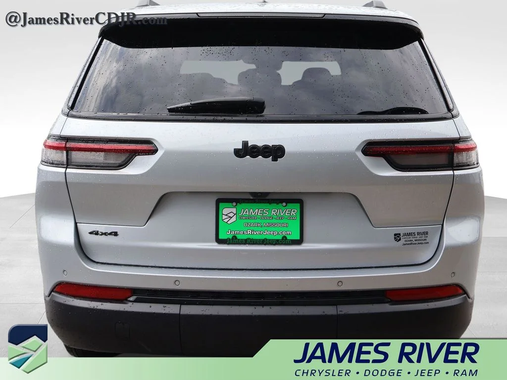 Used 2024 Silver Jeep Altitude image 4