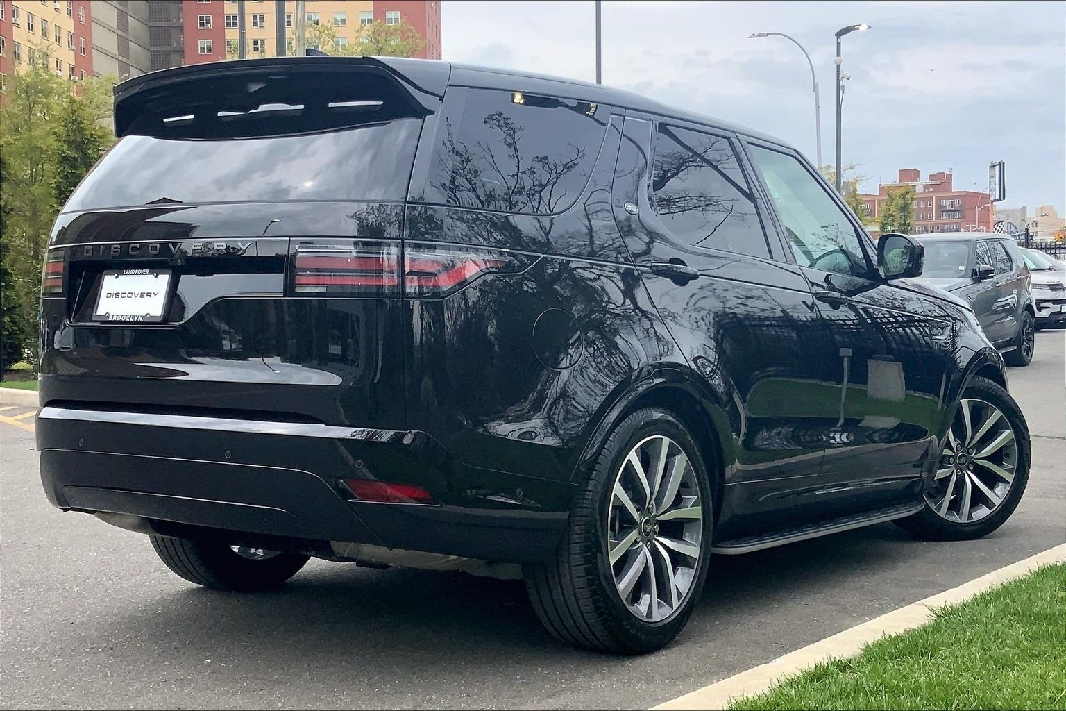 Certified Used 2025 Santorini Black Metallic Land Rover Dynamic SE image 12