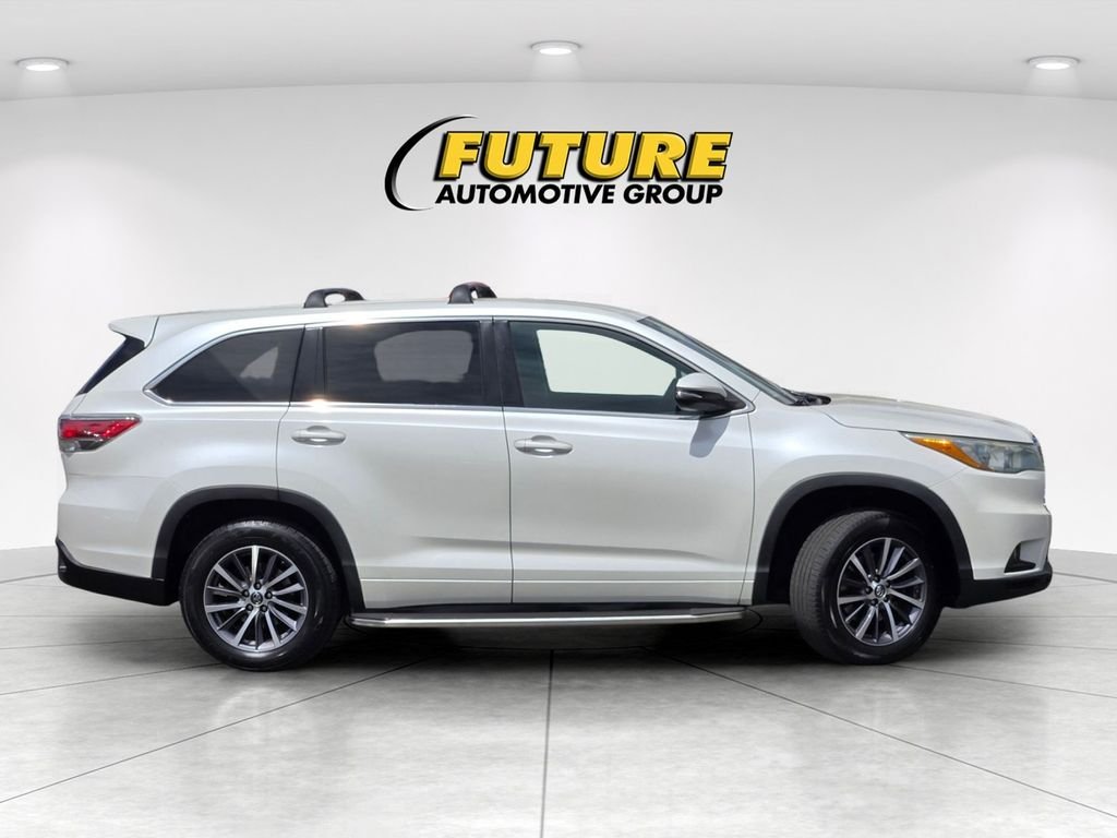 Used 2015 White Toyota LE image 3