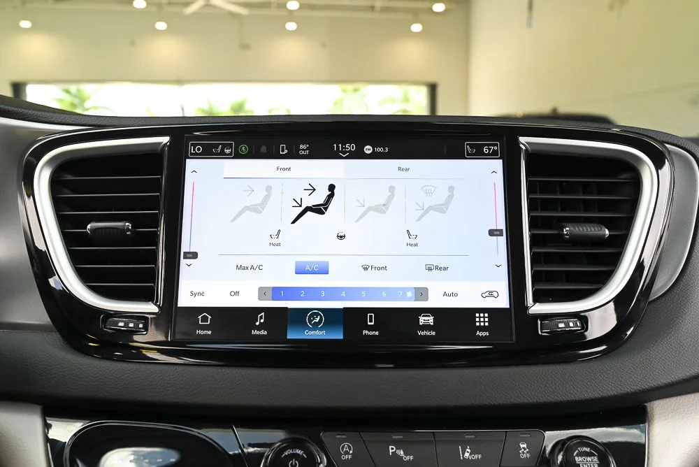 Used 2024 Black Chrysler Touring L image 27