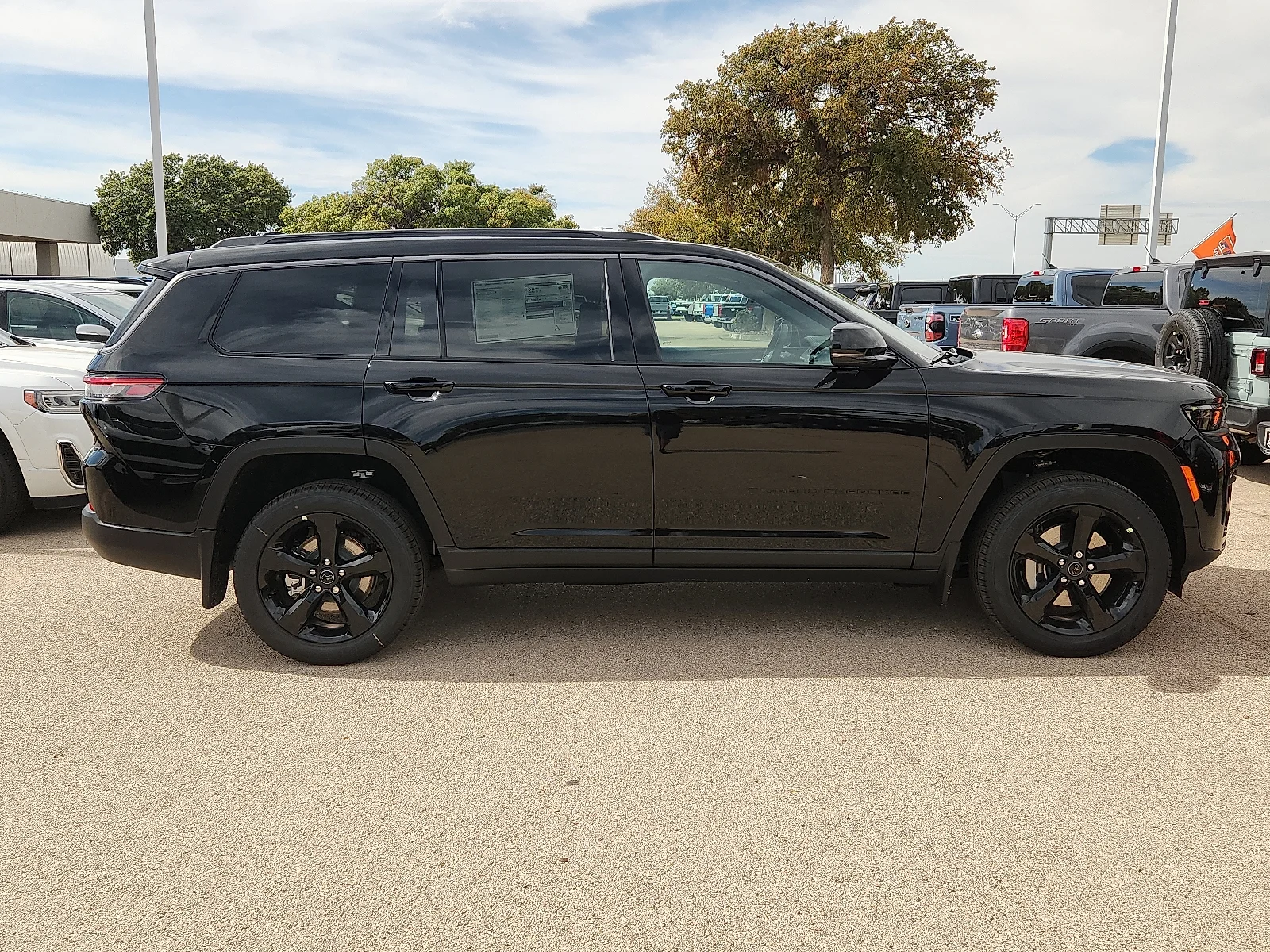 New 2027 High-Gloss Black Paint Jeep L LIMITED 4X4 image 5