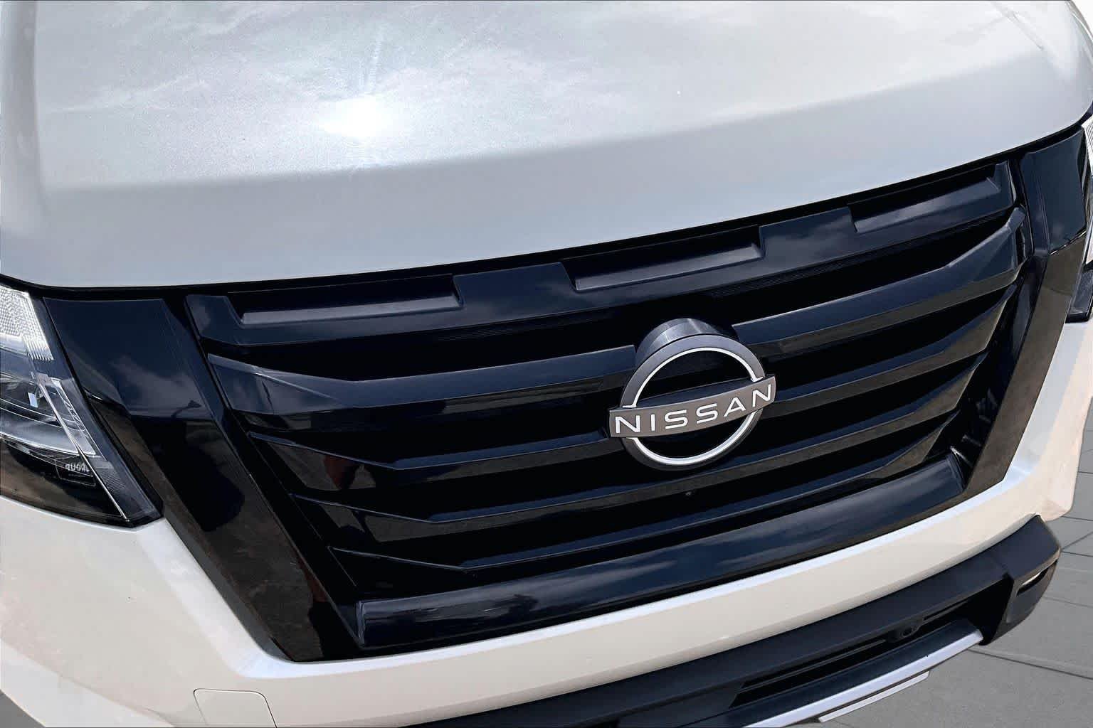 Certified Used 2023 Pearl White Tricoat/Super Black Nissan SL image 28