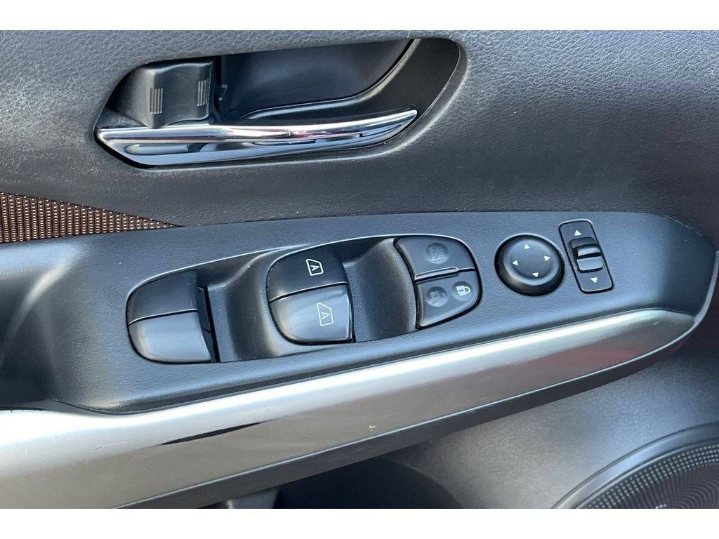 Used 2018 Cayenne Red/Super Black Nissan SR image 13