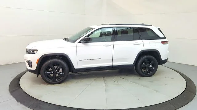 Used 2024 White Jeep Limited image 5