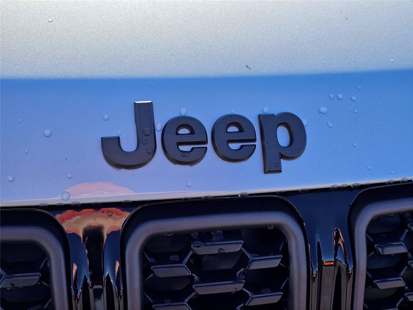 New 2026 Silver Zynith Metallic Clearcoat Jeep Latitude Altitude image 3