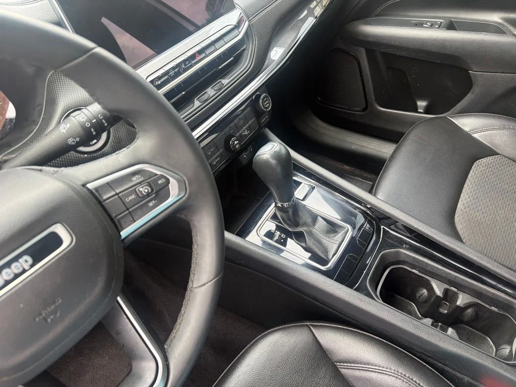 Used 2022 White Jeep Altitude image 8
