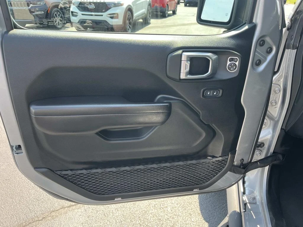 Used 2021 Billet Silver Metallic Clearcoat Jeep Mojave image 15