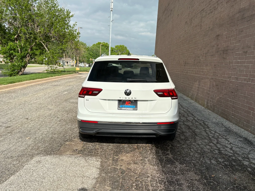 Used 2022 Pure White Volkswagen SE image 4