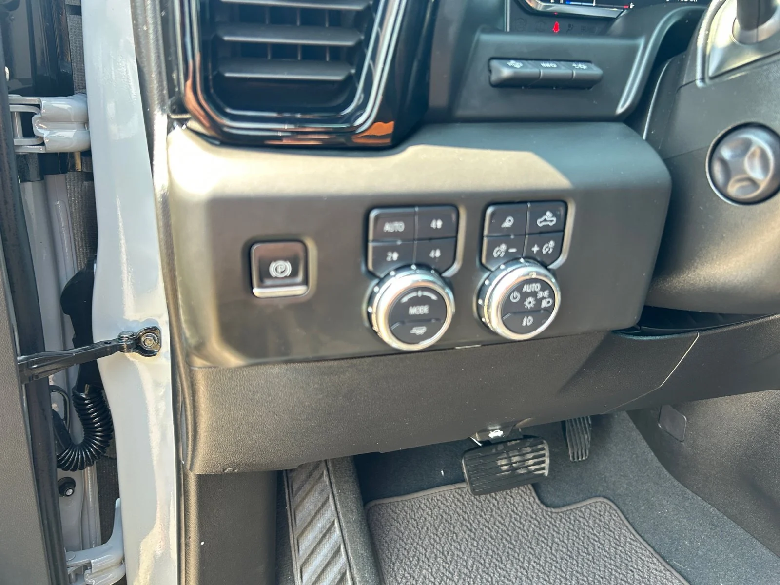 Used 2025 Gray GMC AT4 Crew Cab 6.2L Leather Sunroof Navigation 4x4 image 16