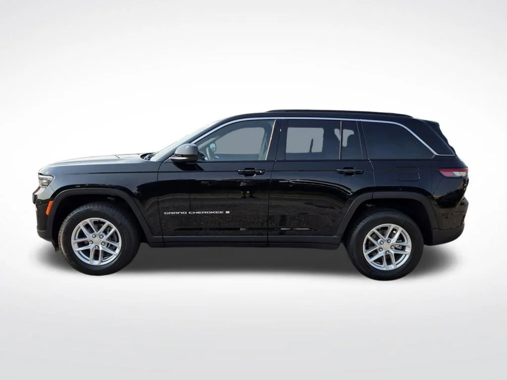 Used 2024 Black Jeep Laredo X image 9