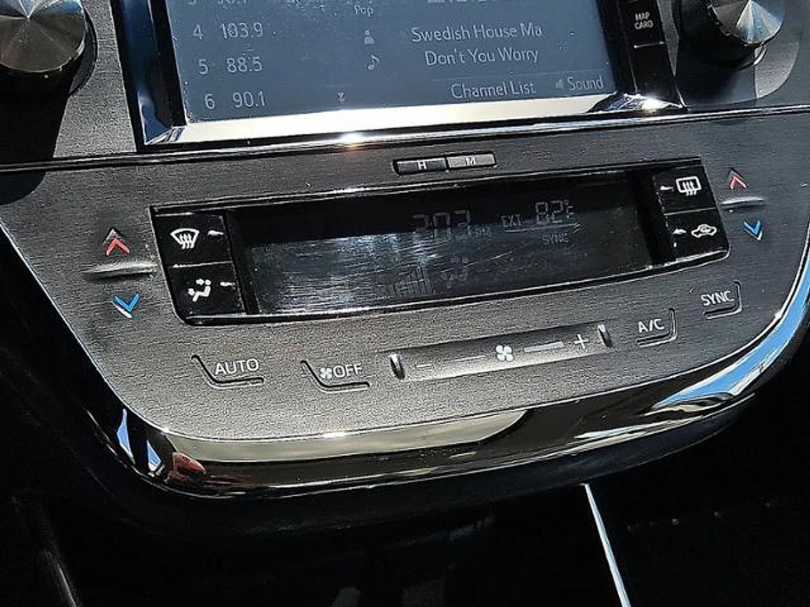 Used 2016 Magnetic Gray Metallic Toyota XLE image 14