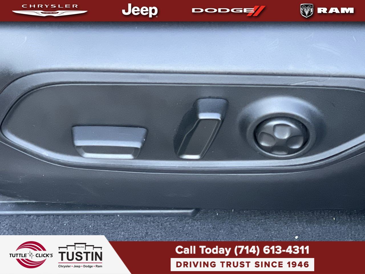 Used 2025 Diamond Black Crystal Pearlcoat Jeep Laredo image 25