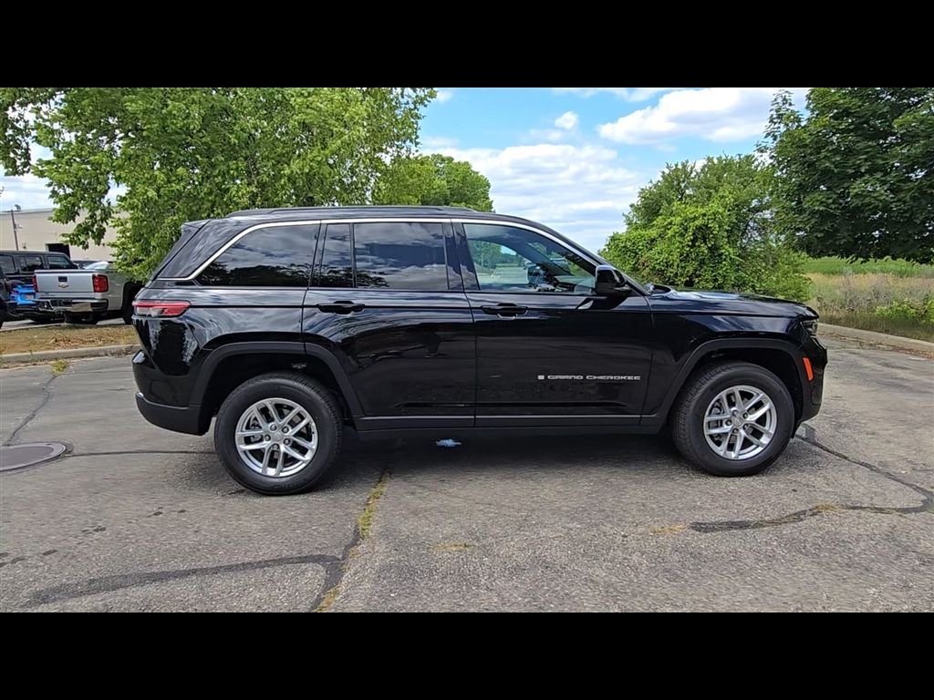 New 2026 Diamond Black Crystal Pearl-Coat Exterior Paint Jeep Laredo X image 8