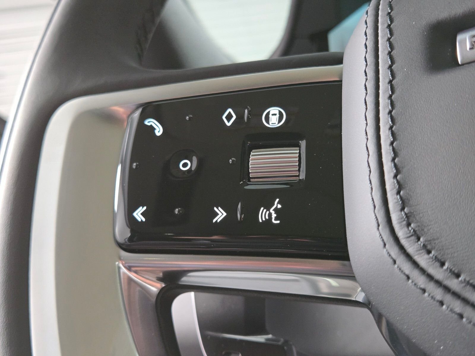 New 2026 Fuji White Land Rover SE image 24