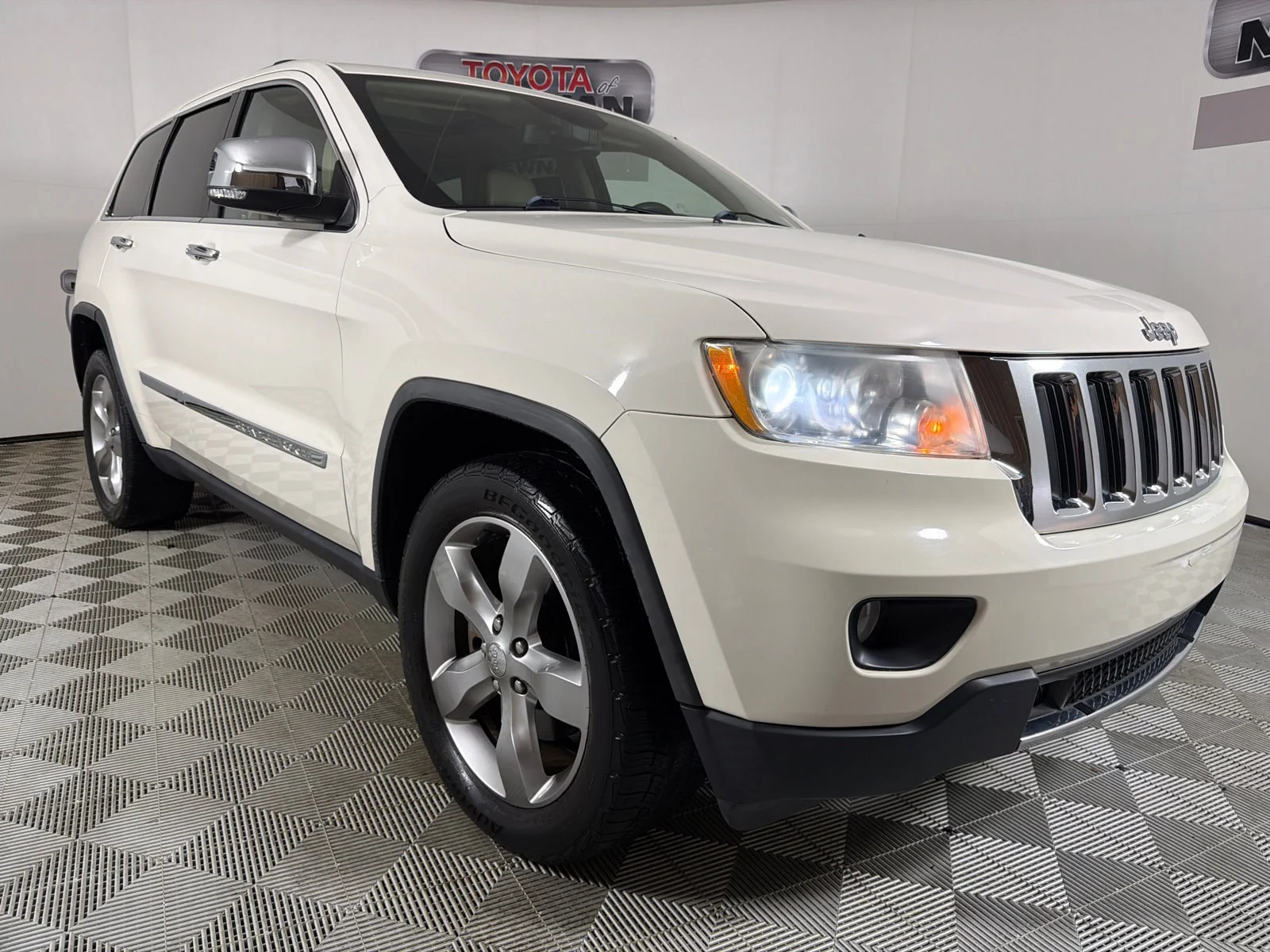 Used 2011 White Jeep Limited image 1
