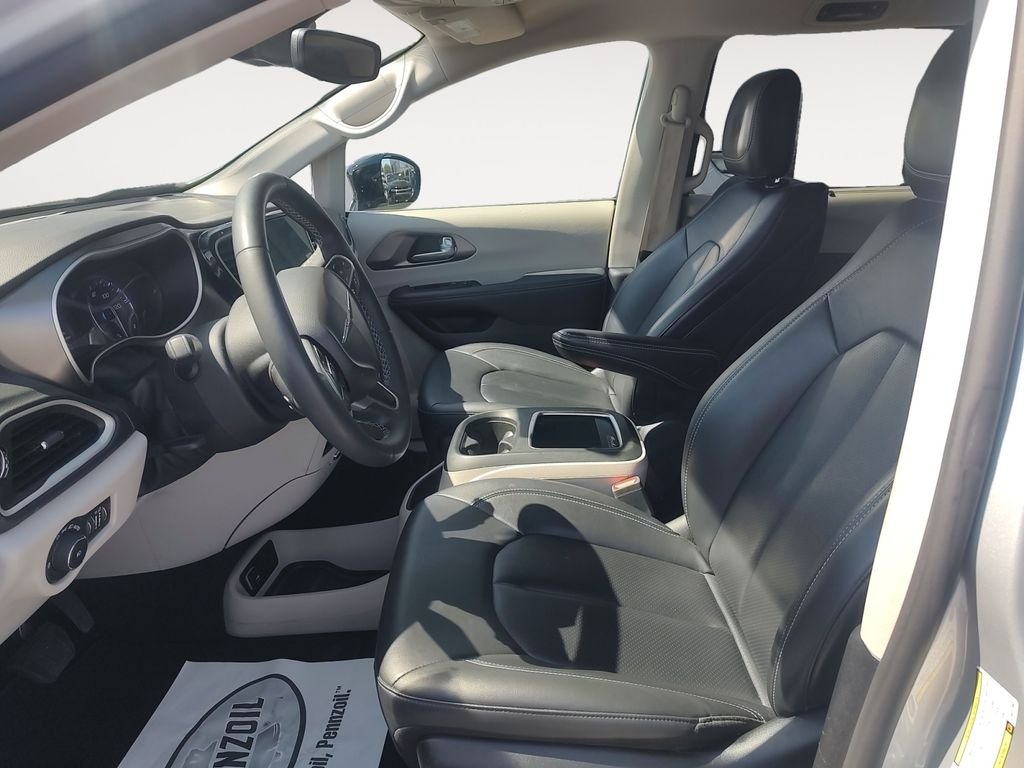 Used 2024 Silver Chrysler Touring L image 9