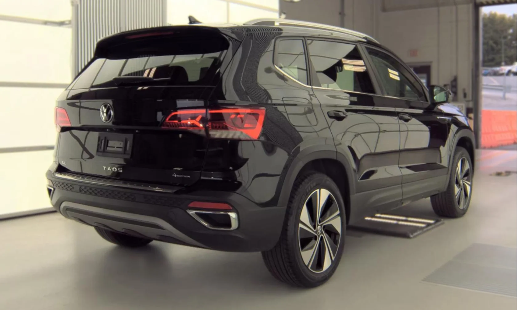 Certified Used 2023 Deep Black Volkswagen 1.5T SE image 5