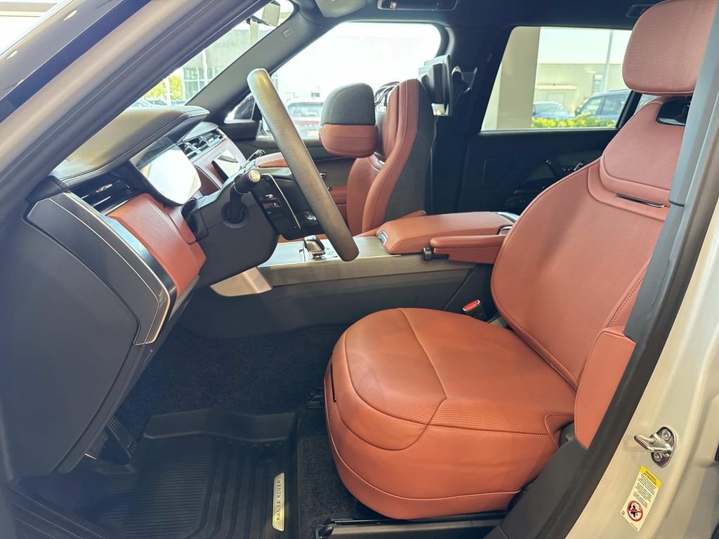 New 2026 Ethereal Frost Satin Land Rover SV Signature Suite image 22