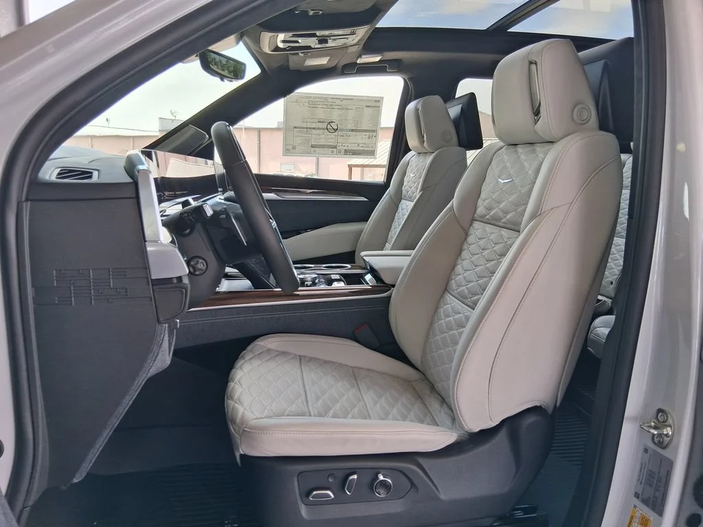 New 2026 Vibrant White Tricoat Cadillac Platinum Sport image 20