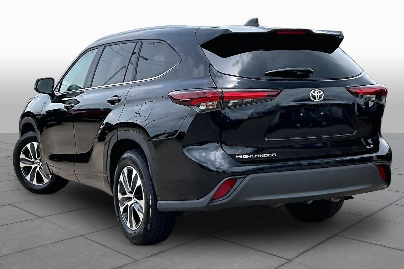 Used 2025 Midnight Black Metallic Toyota XLE image 12