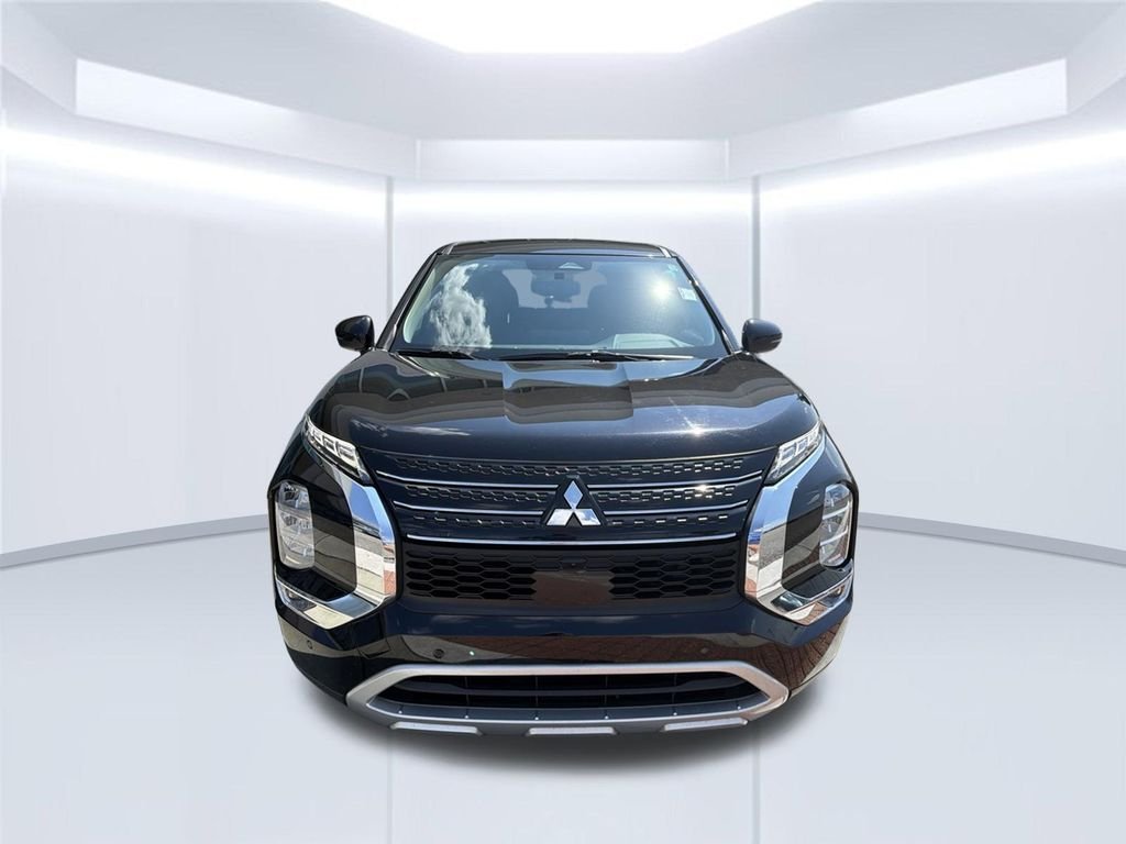 Used 2024 Silver Mitsubishi SE image 2