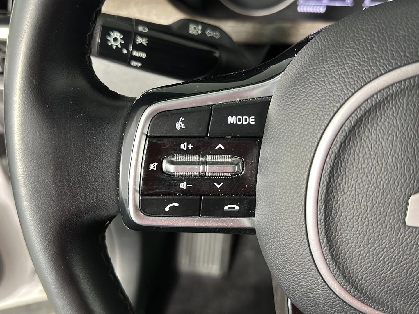 Used 2022 Glacial White Pearl Kia  image 26