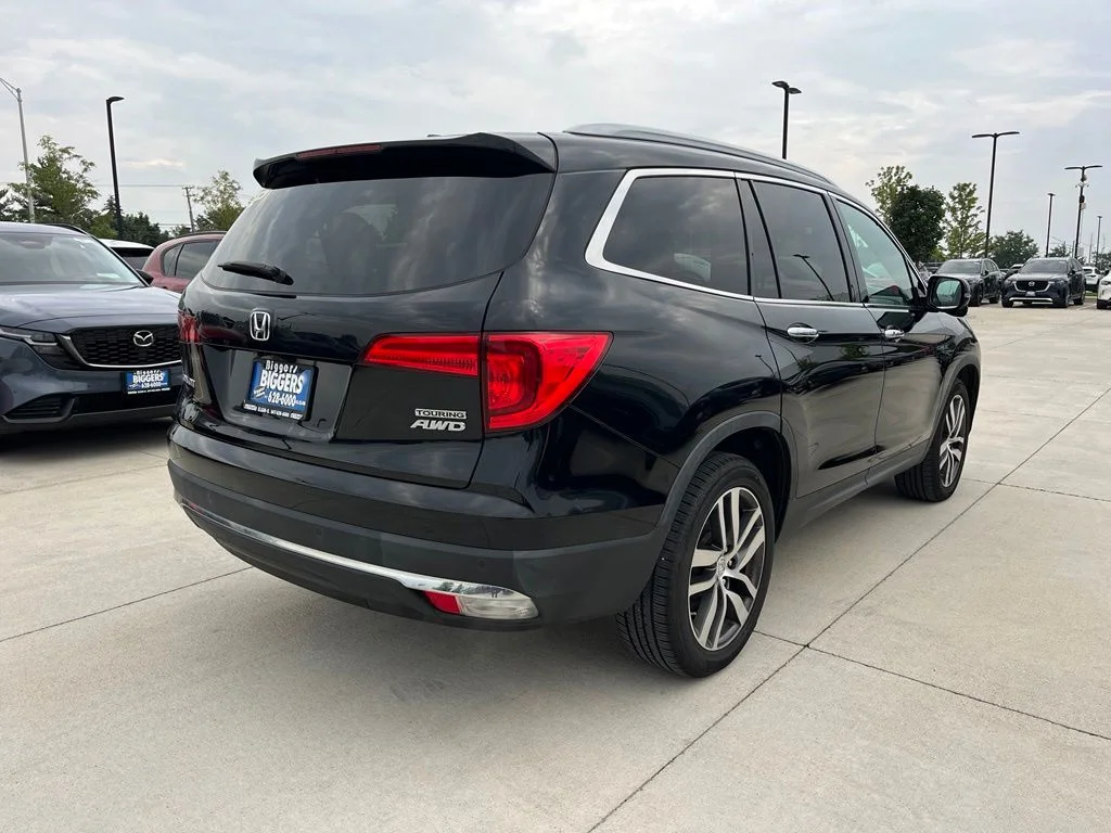 Used 2017  Honda Touring image 9