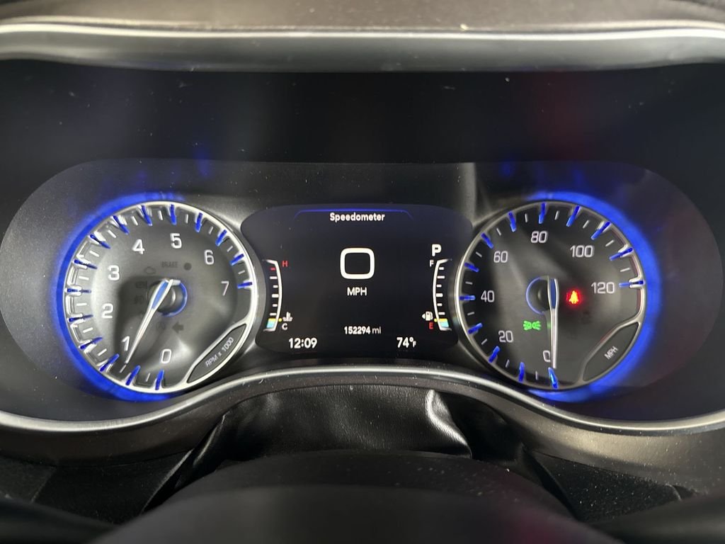 Used 2018 Bright White Clearcoat Chrysler Limited image 24
